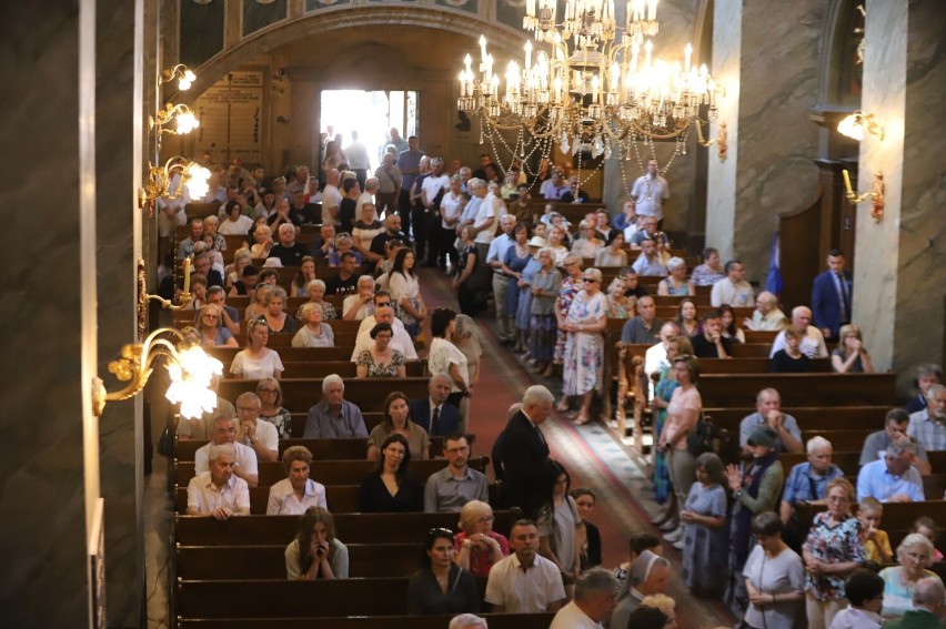 Mocne słowa o rzezi wołyńskiej w kieleckiej katedrze! Setki ludzi w uczestniczyło w Marszu Milczenia, który przeszedł przez Kielce 