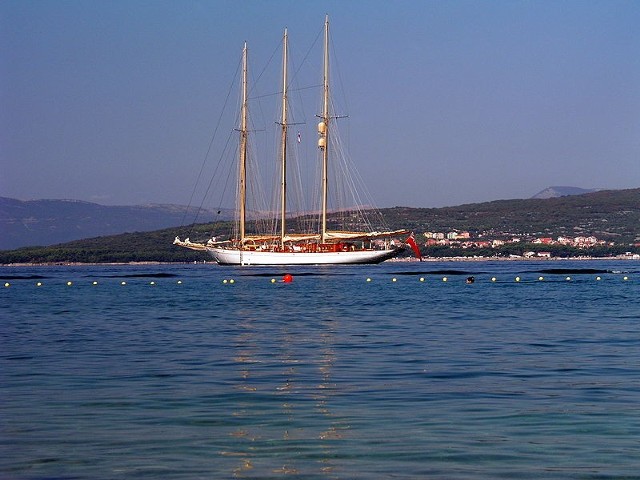 Źródło: http://commons.wikimedia.org/wiki/File:Yacht_Punat.jpg