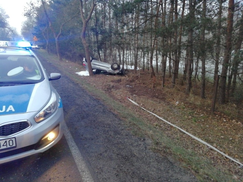 Wypadek w gminie Gomunice. W Kolonii Borowiecko na DK 91 dachował peugeot [ZDJĘCIA]