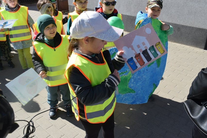 Przedszkolaki dbają o ekologię. Pochód na Dzień Ziemi 