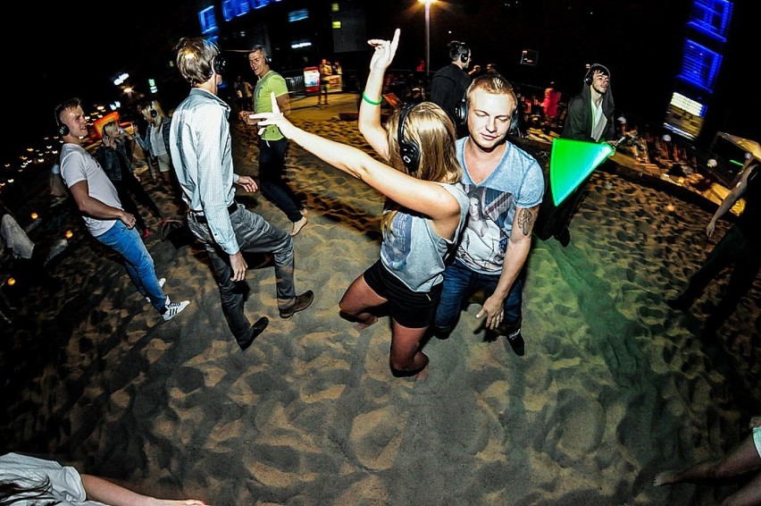 Plażowe Silent Disco przed Azoty Areną. Zapraszamy! [zdjęcia]