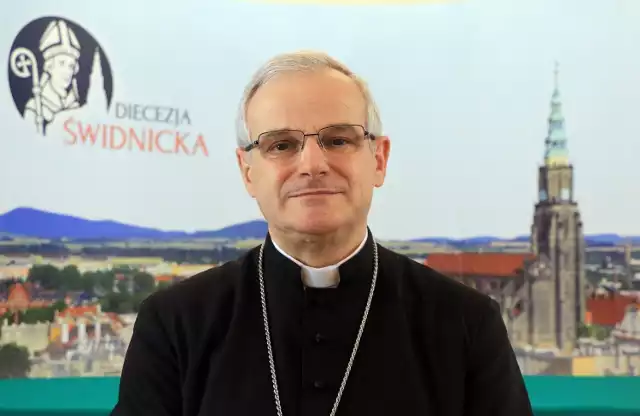 Bp Marek Mendyk nie przypomina sobie, żeby ktoś go wzywał 30 lat temu do szpitala do chorego dziecka. Jest gotowy spotkać się z Pogorzelskim.