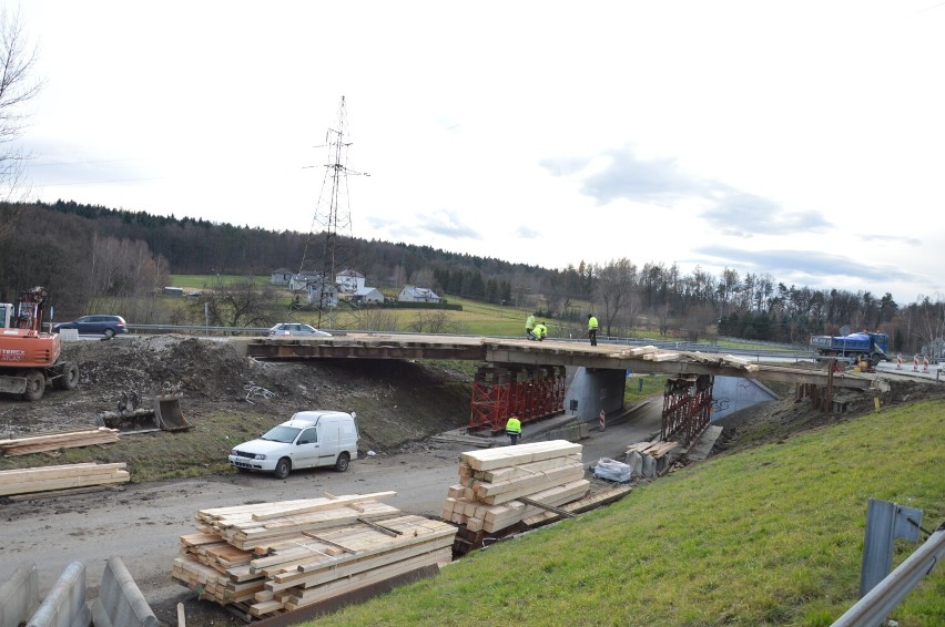 Budowa tymczasowego wiaduktu na drodze krajowej nr 94 w...