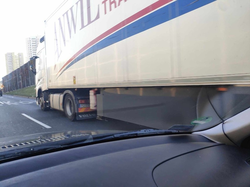 Pas ruchu w stronę Sosnowca blokuje uszkodzona ciężarówka z...
