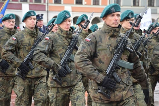 W październiku, żołnierze 2. Lubelskiej Brygady Obrony Terytorialnej złożyli przysięgę w Zamościu na Rynku Wielkim