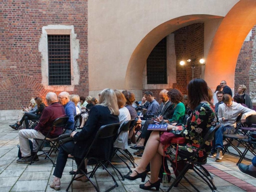 Wawel o Zmierzchu - światło i muzyka odmieniły zamkowy dziedziniec [ZDJĘCIA]