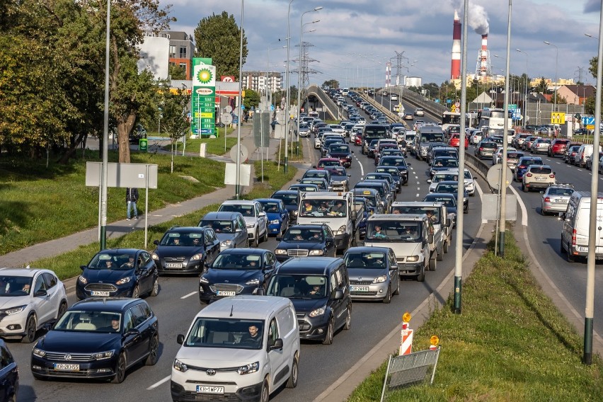 Kraków. Przedweekendowy zator drogowy. Piątek daje się kierowcom we znaki. Utrudnienia na obwodnicy i w centrum