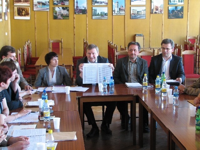 Sławomirowi Janasowi (z lewej)) nie przedłużono umowy. Teraz SANiKO szefuje Janusz Trąbski (w środku)