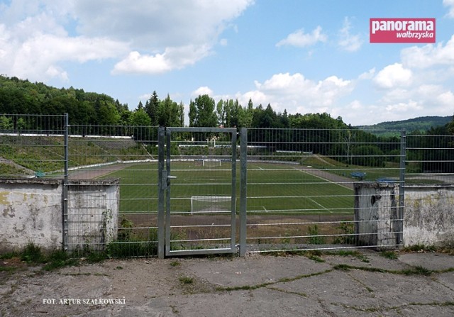 W trosce o bezpieczeństwo osób przebywających na dawnym stadionie Górnika Wałbrzych, zrujnowane trybuny obiektu zamknięto w metalowej klatce