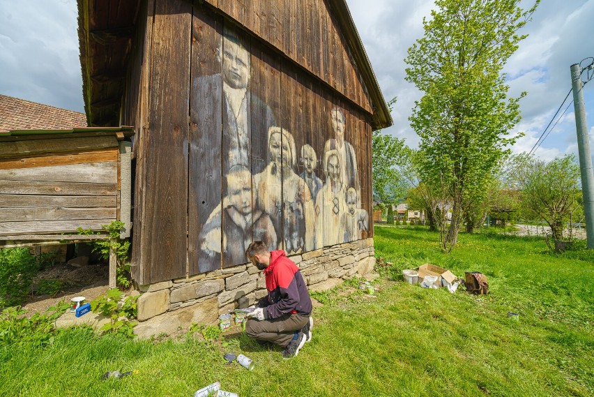 Florynka. Murale przywracają pamięć czyli nietypowa akcja Arkadiusza Andrejkowa [ZDJĘCIA]