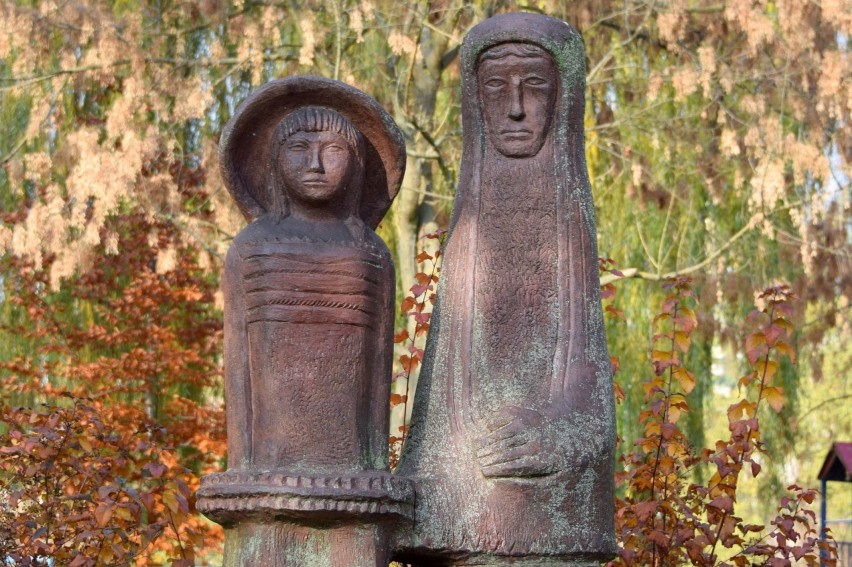 Takie rzeźby stoją na skwerze imienia Ireny Sendlerowej