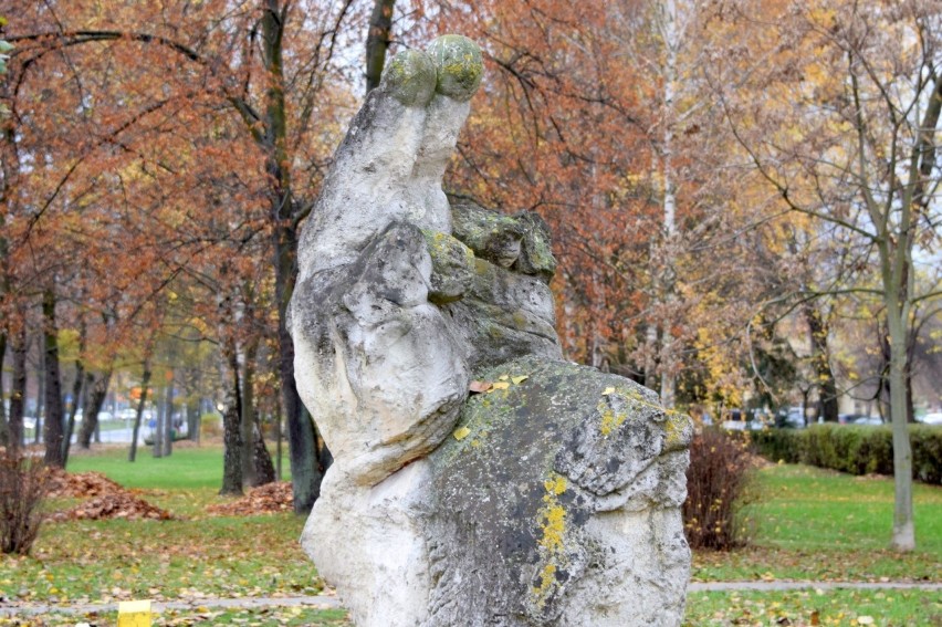 Na rogu ulic Warszawskiej i Jesionowej stoi jedna z rzeźb...