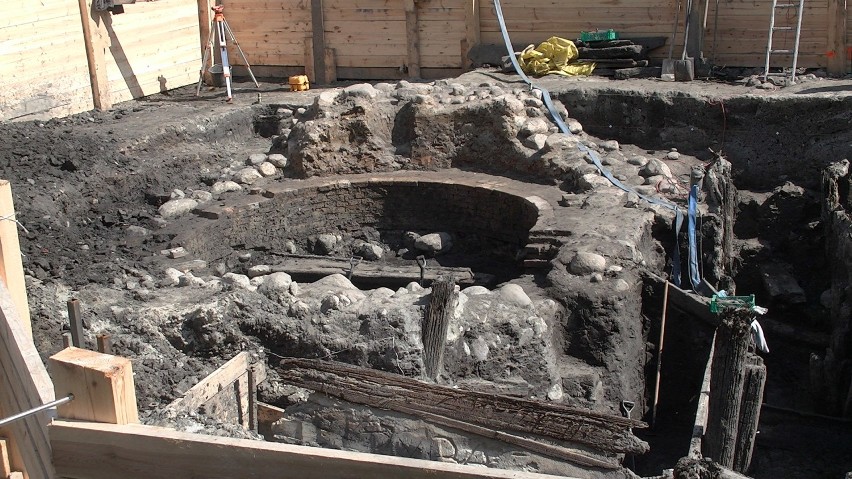 Główny Rynek w Kaliszu. Kolejne cenne odkrycia archeologów [FOTO, WIDEO]