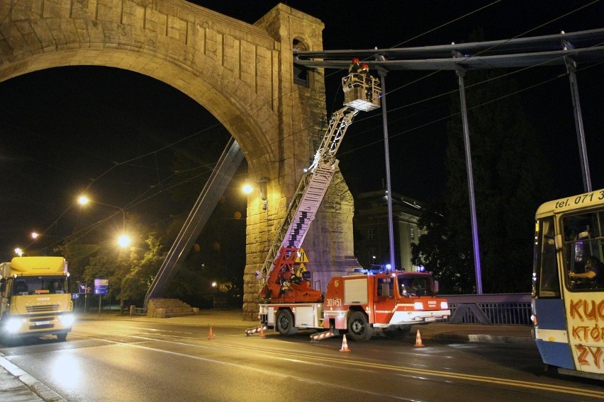 Wrocław: Straż szukała mężczyzny na pylonie mostu (ZDJĘCIA)
