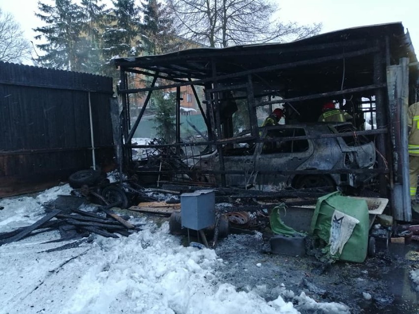 Pożar garażu w Krasnopolu. Spłonęły budynek i auto [Zdjęcia]