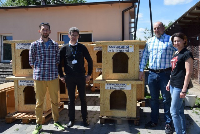 Budy dla psów od Castoramy i klientów marketu trafiły w czwartek, 25 maja, do skierniewickiego schroniska dla zwierząt.