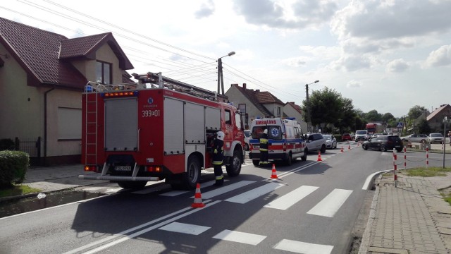 Do groźnej kraksy doszło w czwartek, 20 lipca, na głównej ulicy Cybinki. Ze wstępnych ustaleń policji wynika, że kobieta, kierująca mazdą, wymusiła pierwszeństwo. Doszło do zderzenia.

Kierująca mazdą włączała się do ruchu. Wymusiła pierwszeństwo i z dużą siła uderzył w nią opel. Siłą uderzenia była tak duża, że opel uderzył jeszcze w stojącego na skrzyżowaniu volkswagena transportera. Na miejsce przyjechała policja, straż pożarna i pogotowie. Dwie osoby zabrano do szpitala. Już w szpitalu okazało się, że obrażenia uczestników tego zdarzenia nie są poważne, będzie więc ono zakwalifikowane jako kolizja.

Zdjęcia z miejsca zdarzenia publikujemy dzięki uprzejmości strażaków z OSP Cybinka.

Zobacz też wideo: KRYMINALNY CZWARTEK, ODC. 8 Dramatyczny wypadek w Gorzowie. Dwie osoby ciężko ranne, policja szuka trzeciej


Przeczytaj też:  Śmiertelny wypadek pod Cybinką. Zginęła jedna osoba, trzy są ranne

