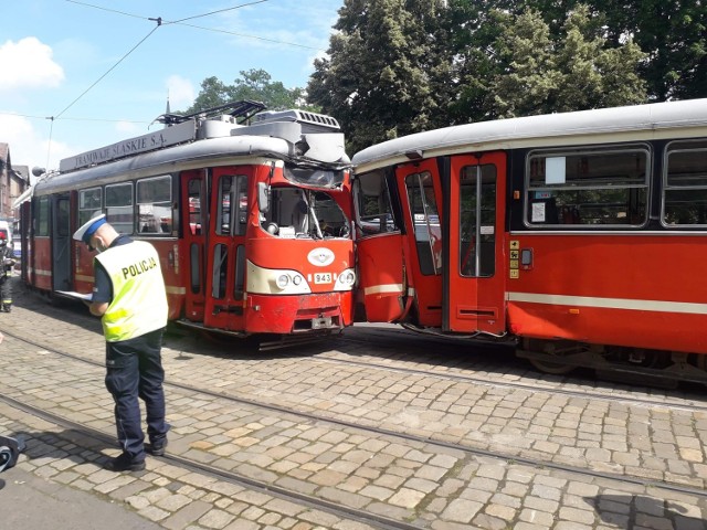 9 lipca około godziny 11. Zderzenie dwóch tramwajów w Mysłowicach. Na miejscu pracują służby ratunkowe.