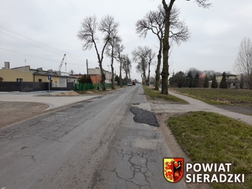 Trwa pozimowa naprawa dróg powiatu sieradzkiego (zdjęcia)