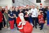 W głogowskim szpitalu Mikołaj odwiedził dzieci. Mali pacjenci zostali obdarowani pluszakami i słodyczami