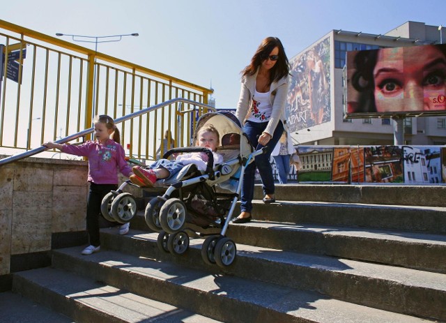 Inicjatywa Wózkiem Przez Poznań ma na celu zwrócenie uwagi na trudności poruszania się z dziecięcym wózkiem w przestrzeni miejskiej