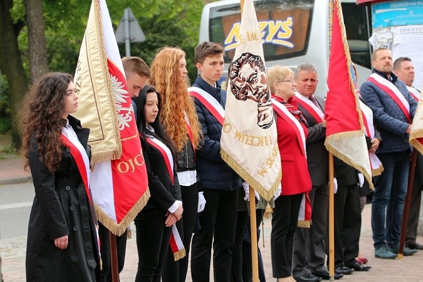 3 maja w Skarżysku-Kamiennej. Mieszkańcy uczestniczyli we mszy świętej i spotkali się na Skwerze Solidarności [ZDJĘCIA]