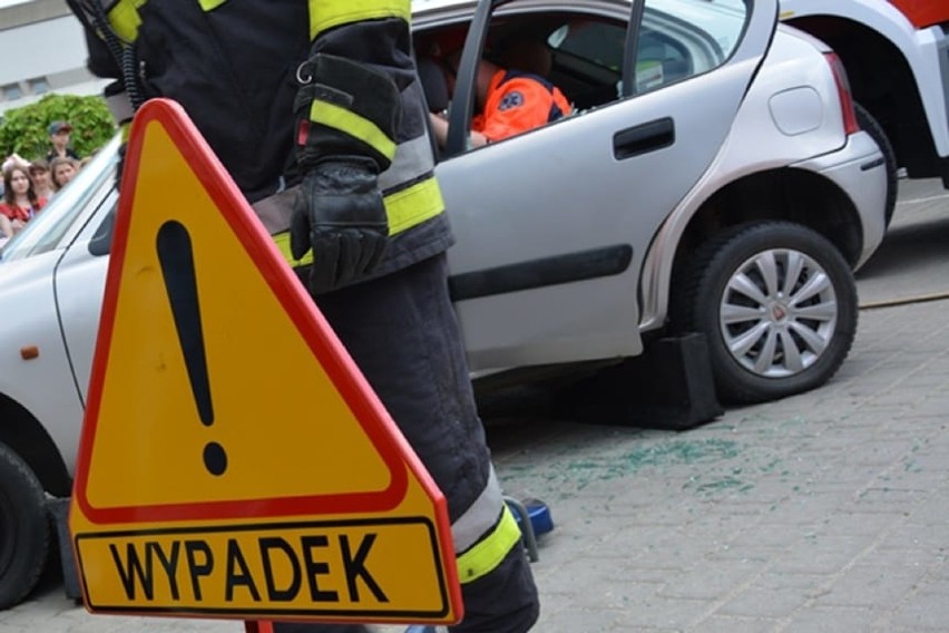 Jak podają strażacy zderzył się samochód ciężarowy...