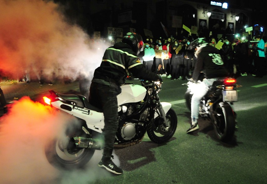 Strajk Kobiet w Krośnie. To już trzeci protest. Dołączyli motocykliści [ZDJĘCIA]