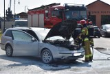 Pleszew. Auto na parkingu stanęło w płomieniach