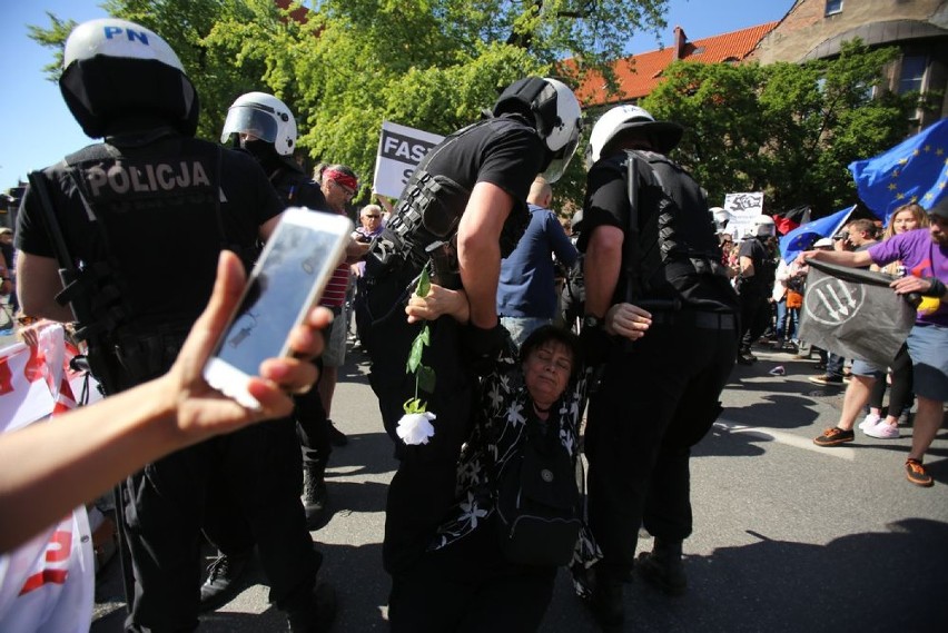 Katowice: Zamieszki na pl. Sejmu Śląskiego. Antyfaszyści blokują przemarsz narodowców [ZDJĘCIA + WIDEO]