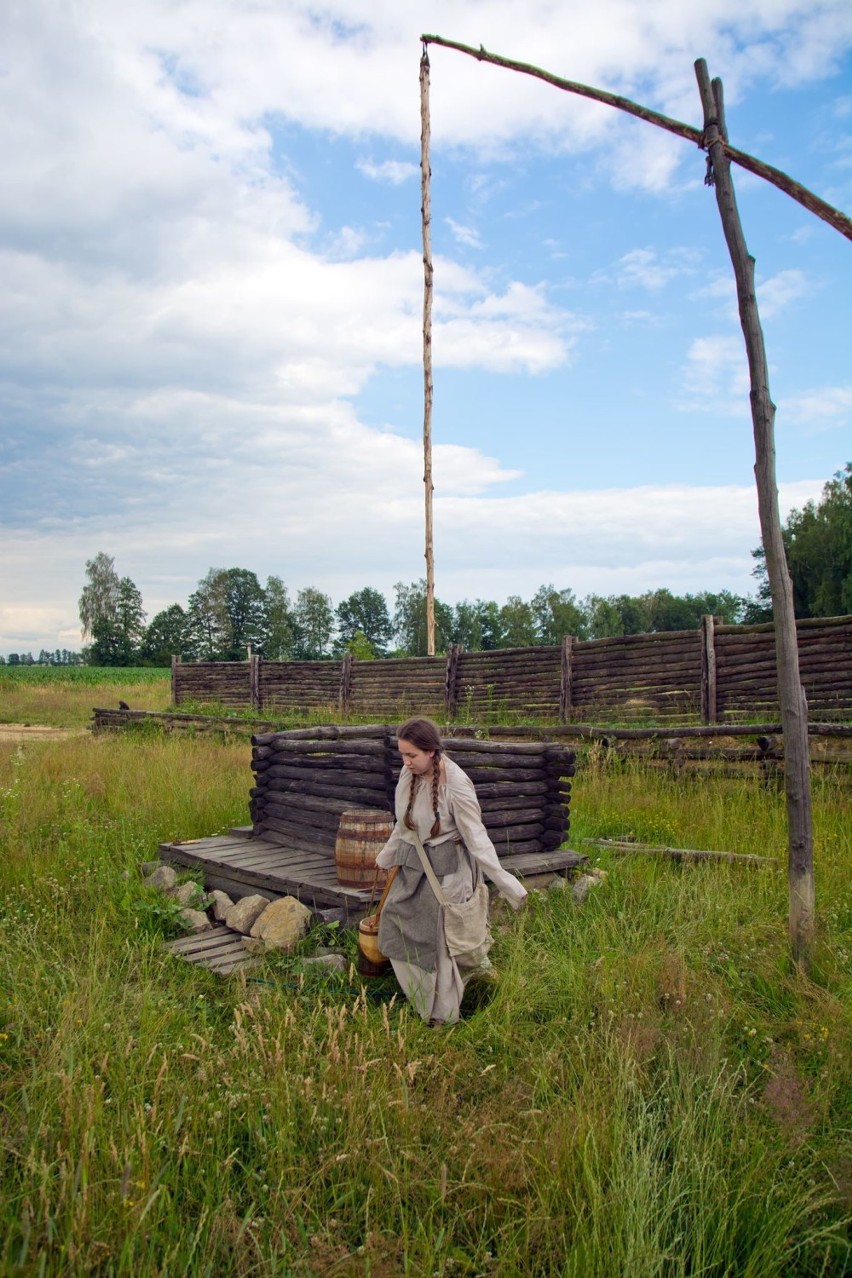 Białogród budują sami, to rekonstrukcja osady sprzed tysiąca lat. Już niedługo odbędzie się tam historyczny festiwal (ZDJĘCIA)