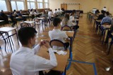 Egzamin ósmoklasisty 2020. Uczniowie piszą test próbny w domu