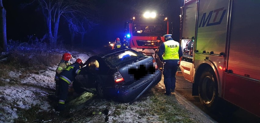 Wypadek pod Pyrzycami. Kierowca skody dachował, bo chciał ominąć rowerzystę, który nie był dobrze oświetlony. Zobaczył go w ostatniej chwili