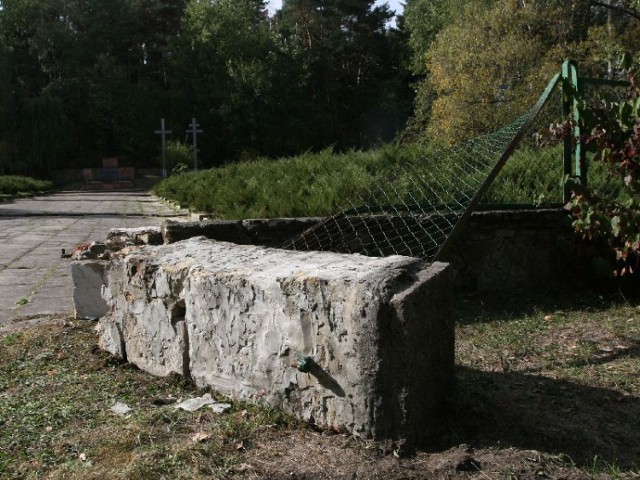 Wandale zdemolowali wejście na Cmentarza Jeńców Radzieckich na Bukówce w Kielcach.