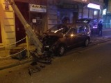 Gorzów: widowiskowa kolizja w centrum miasta. Auto skosiło słupki.
