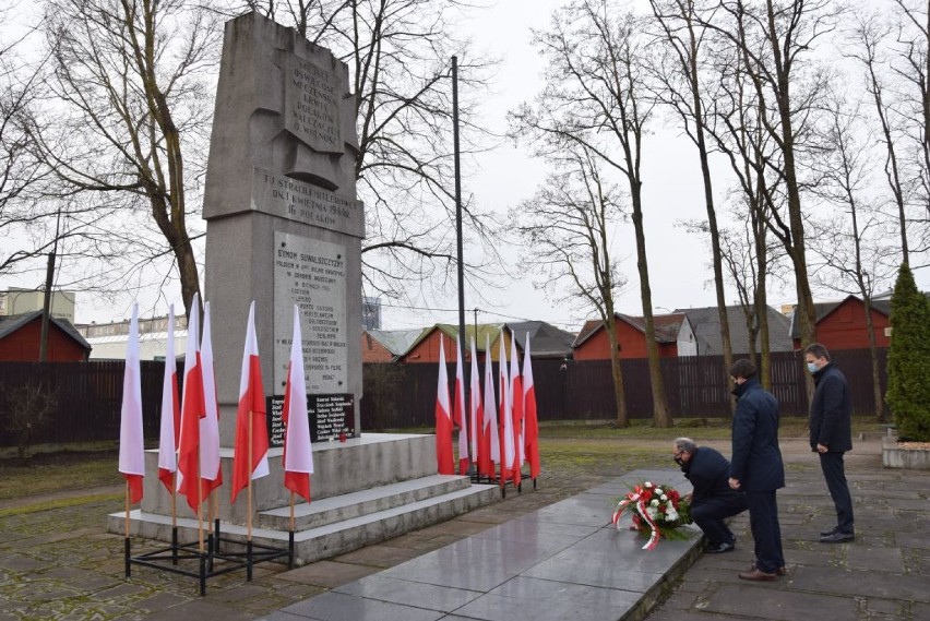 77. rocznica stracenia w Suwałkach 16 mieszkańców Suwalszczyzny. Władze miasta złożyły kwiaty pod pomnikiem [Zdjęcia]