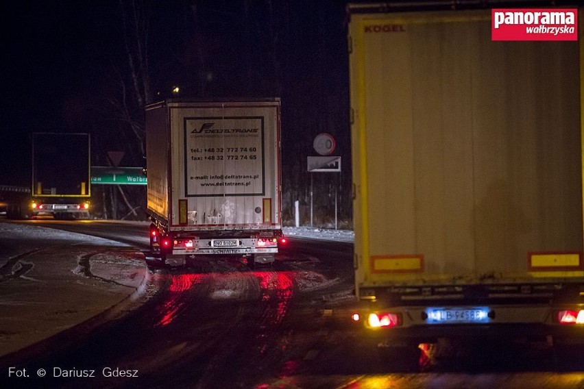 Trudne warunki na drogach regionu wałbrzyskiego [ZDJĘCIA i FILM]