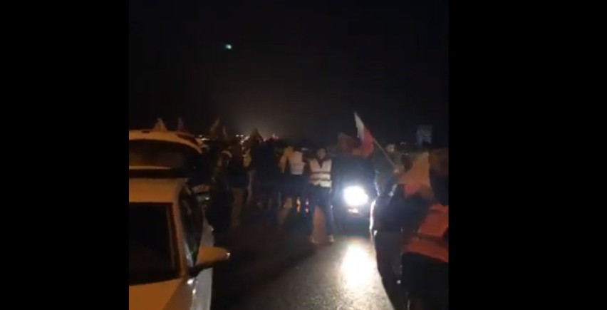 Protest na autostradzie A2. Rolnicy zablokowali dojazd do Warszawy. Korek od nieczynnych bramek pod Pruszkowem
