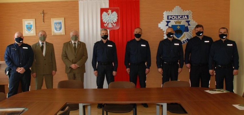 Policjanci z Dubiecka odebrali podziękowania za zatrzymanie kłusownika
