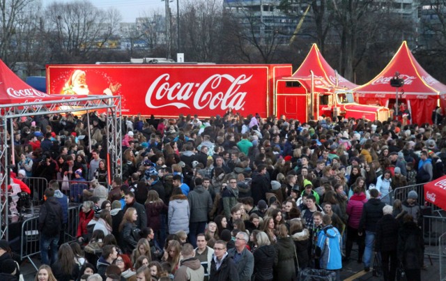 Świąteczne ciężarówki Coca-Cola ruszają w trasę już 2 grudnia. Ciężarówki w 2017 roku odwiedzą aż 32 miasta, w tym trzy w naszym regionie. Gdzie się pojawią?