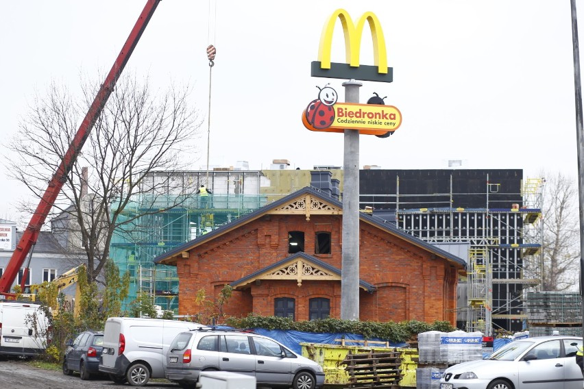 Wyremontowali XIX-wieczny zabytek kolejowy. Teraz otworzą w nim McDonald's, a obok postawią Biedronkę [ZDJĘCIA]
