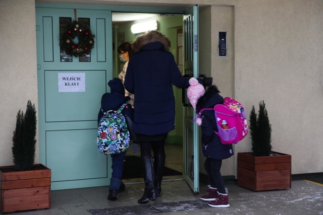 Od poniedziałku w Małopolsce dzieci z klas I-III wracają do szkół, ale w trybie hybrydowym.