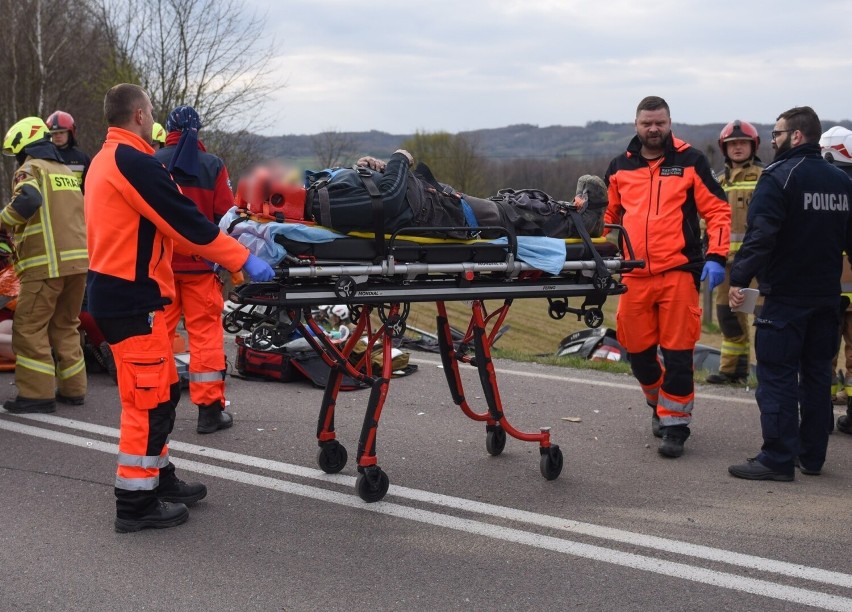 Poważny wypadek w Nienadowej na drodze wojewódzkiej z Przemyśla do Dubiecka. 3 osoby ranne [ZDJĘCIA]