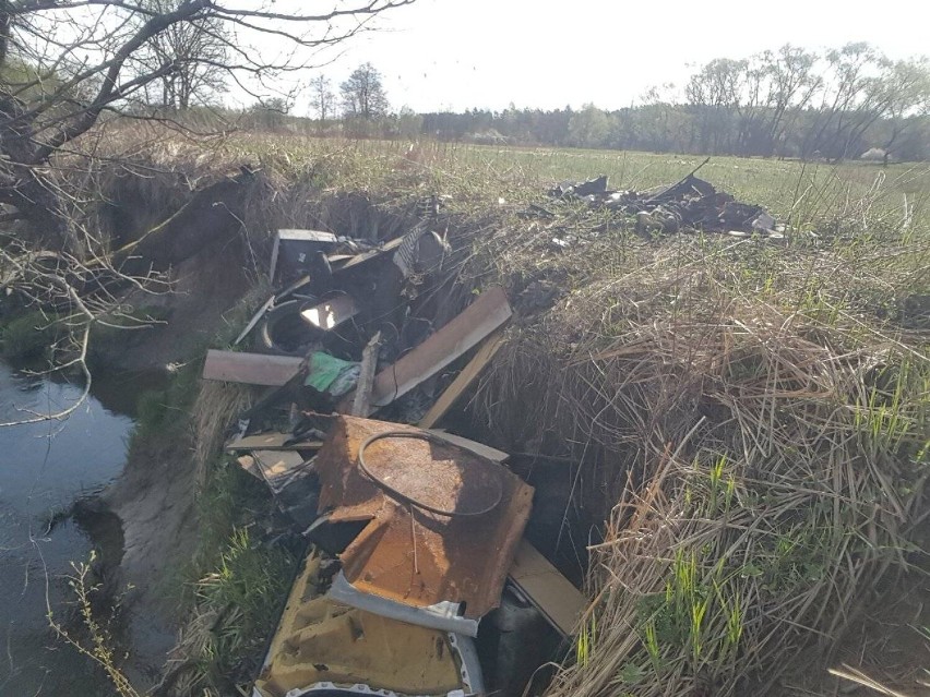  Nad rzeką Lubaczówka między Radawą i Cetulą, ktoś zrobił sobie dzikie wysypisko śmieci