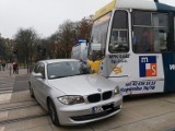 Wypadek tramwaju na Bratysławskiej w Łodzi. Zderzenie bmw z tramwajem [ZDJĘCIA]