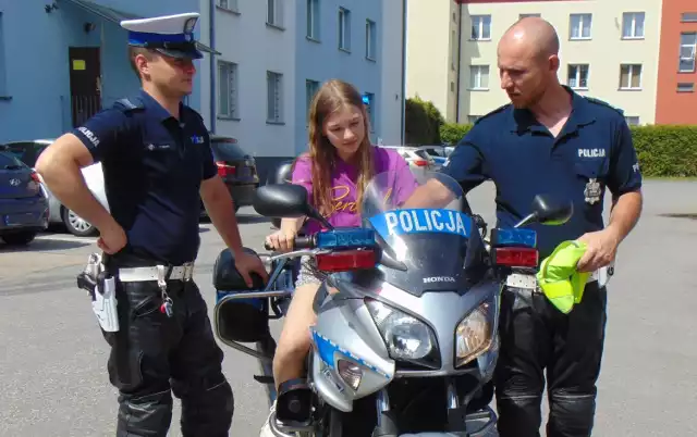 Powiatowy konkurs na najlepszy plakat profilaktyczny „Bezpieczne dzieci w Internecie” w Oświęcimiu. Klaudia Papież na motocyklu