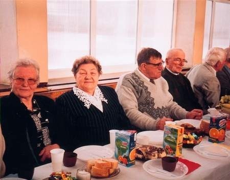 Seniorzy cieszyli się z przyjęcia i możliwości spotkania znajomych. Fot. Elżbieta Skirmuntt-Kufel