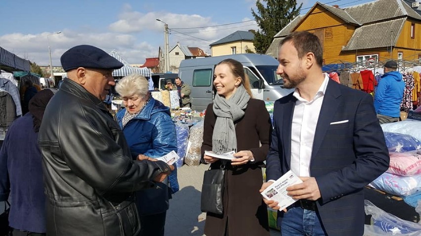 Tomasz Frankowski na ryneczku w Bielsku Podlaskim