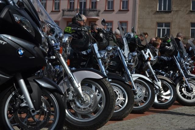 Rozpoczęcie sezonu motocyklowego. Najpierw modlitwa i święcenie, a później parada ulicami Bytowa