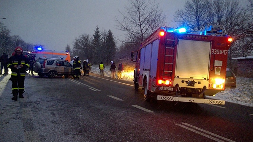 Wypadek na drodze krajowej nr 19 na trasie Kraśnik - Lublin. Dachowała honda (ZDJĘCIA)